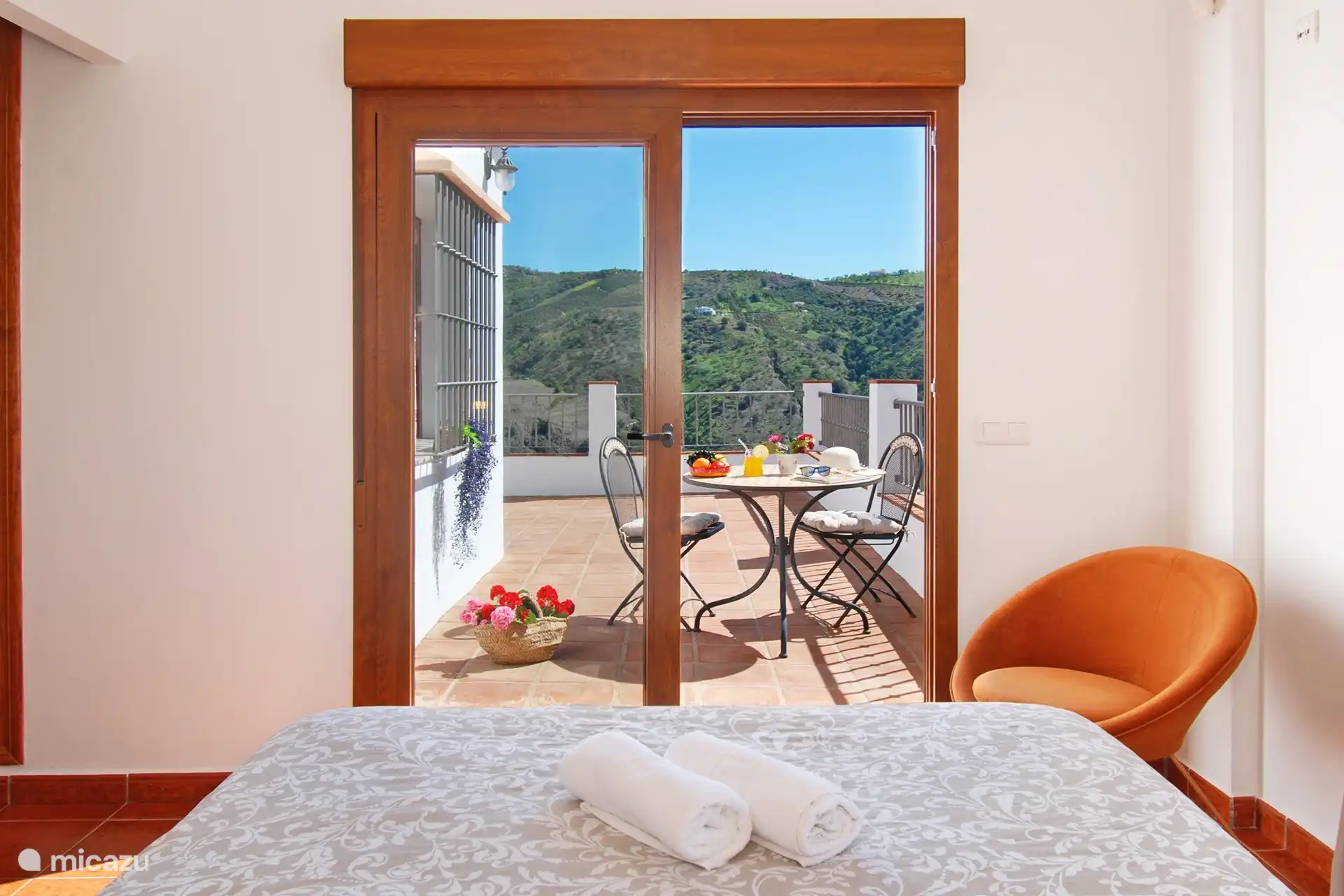 Eines der Schlafzimmer mit Terrassentüren zur Terrasse und außergewöhnlicher Aussicht!