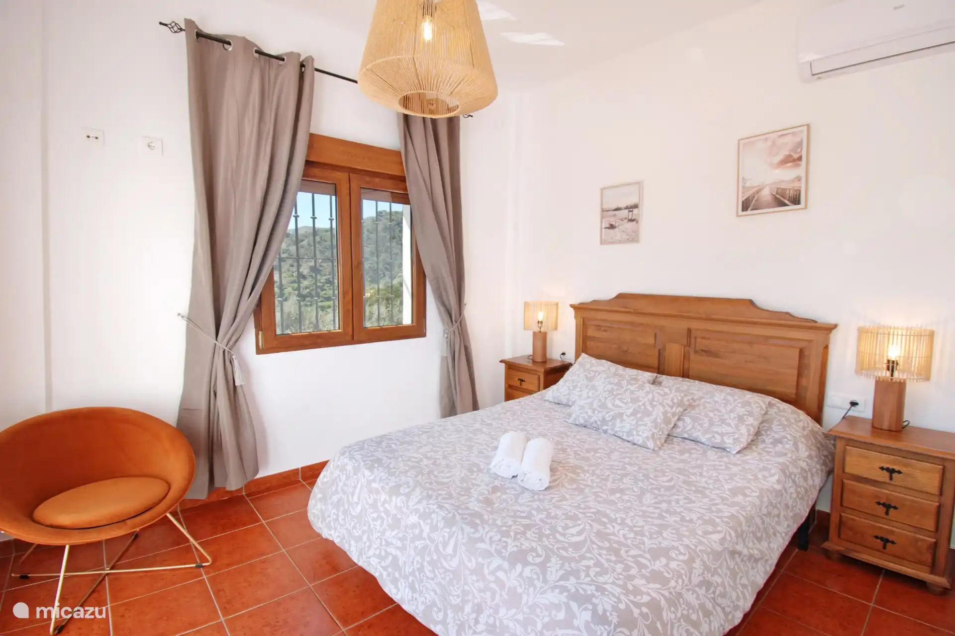 Schönes Doppelzimmer im Obergeschoss mit Doppelbett und Zugang zur Terrasse