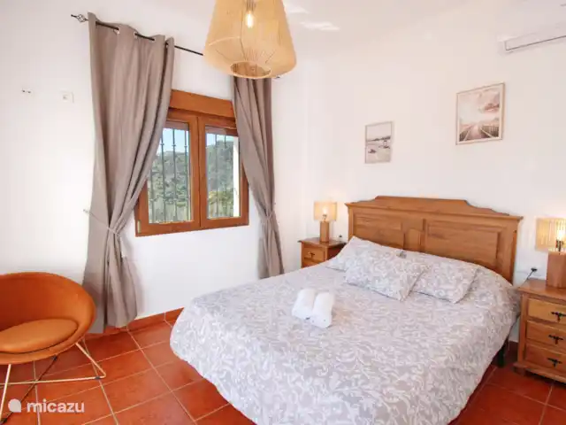 Villa Las Palomeras | Espagne, Costa del Sol, Comares - villa Belle chambre double à l'étage avec lit double et accès à la terrasse