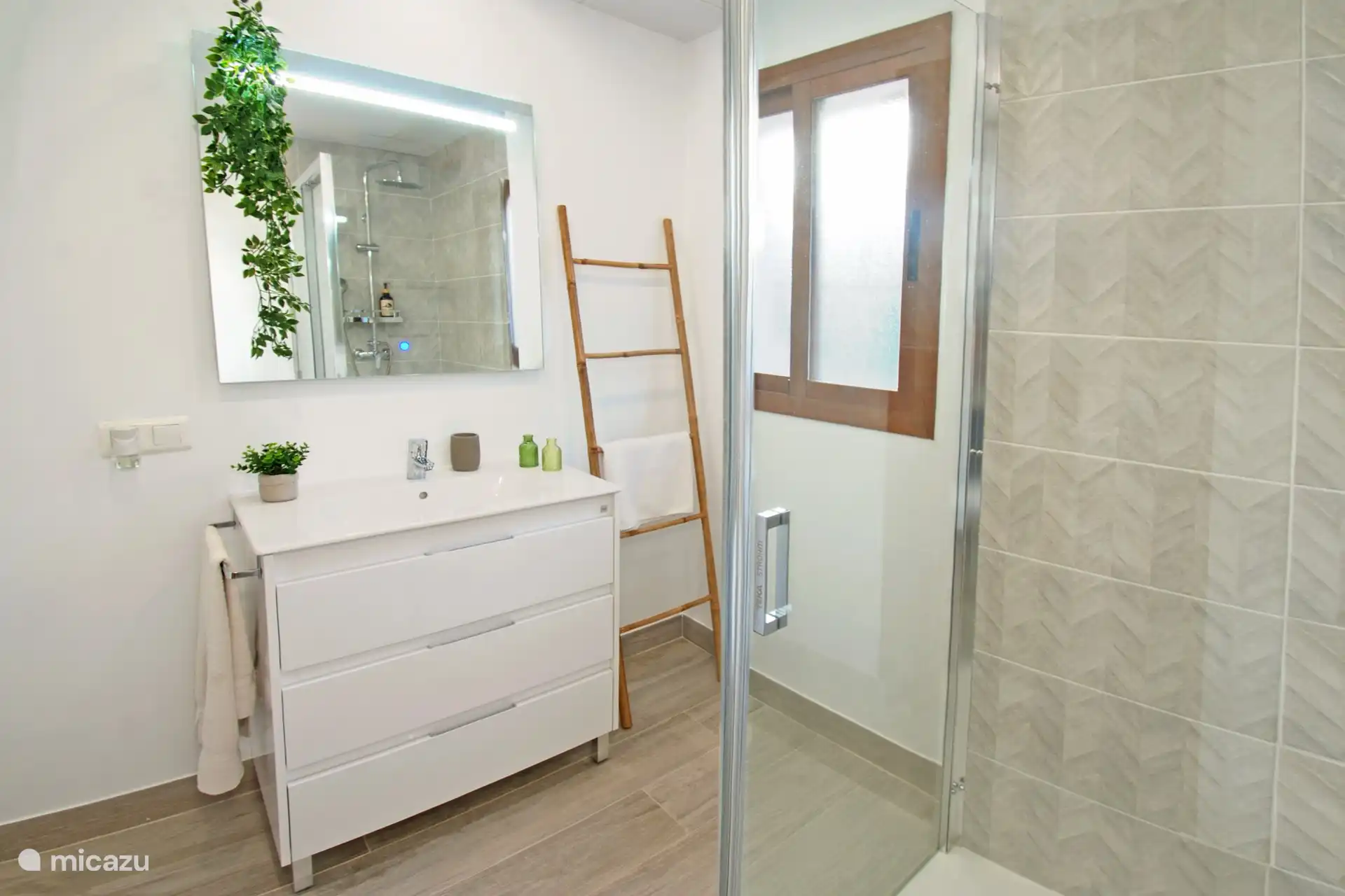 Schönes Badezimmer mit allen Geräten.