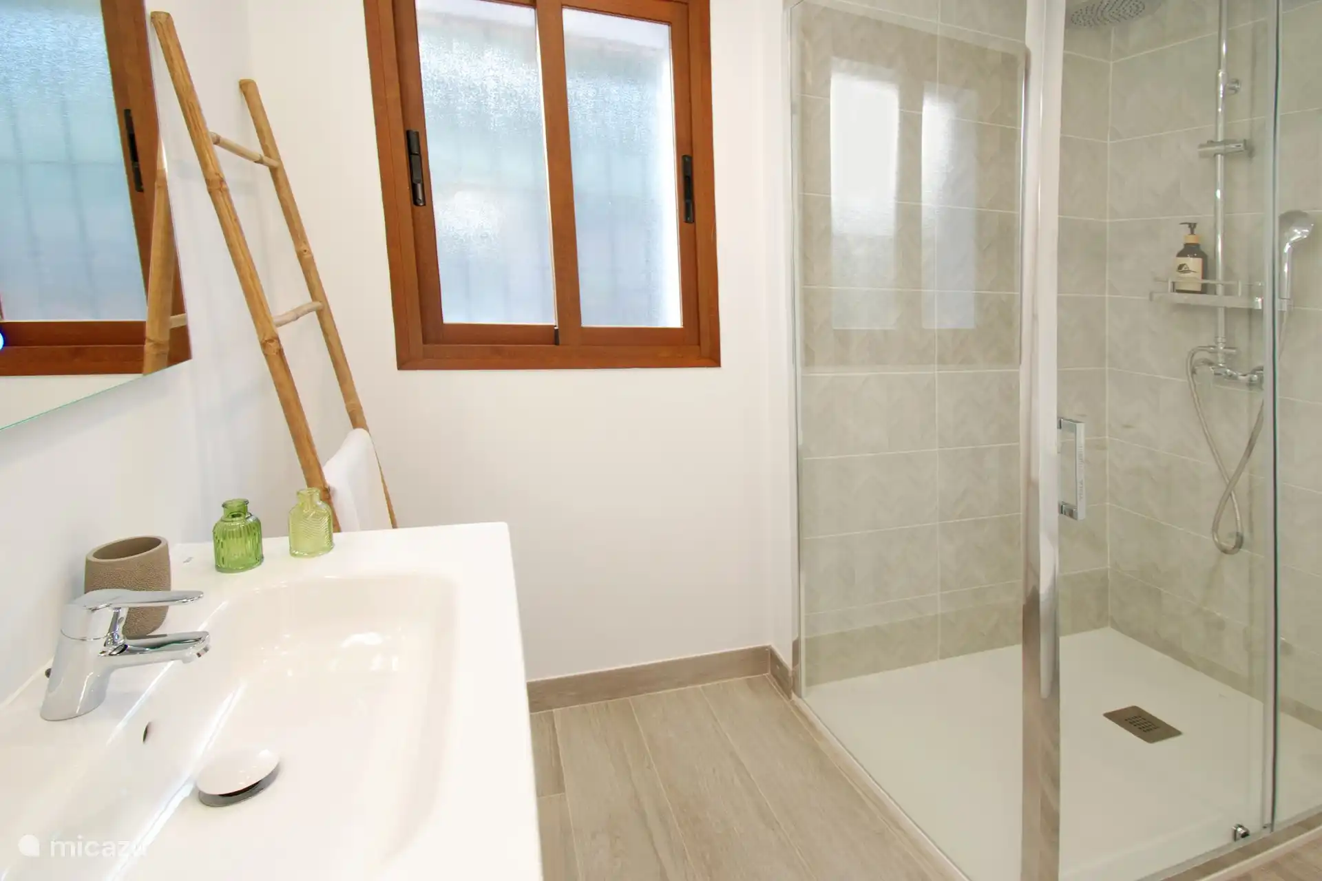 Badezimmer mit Dusche im ersten Stock