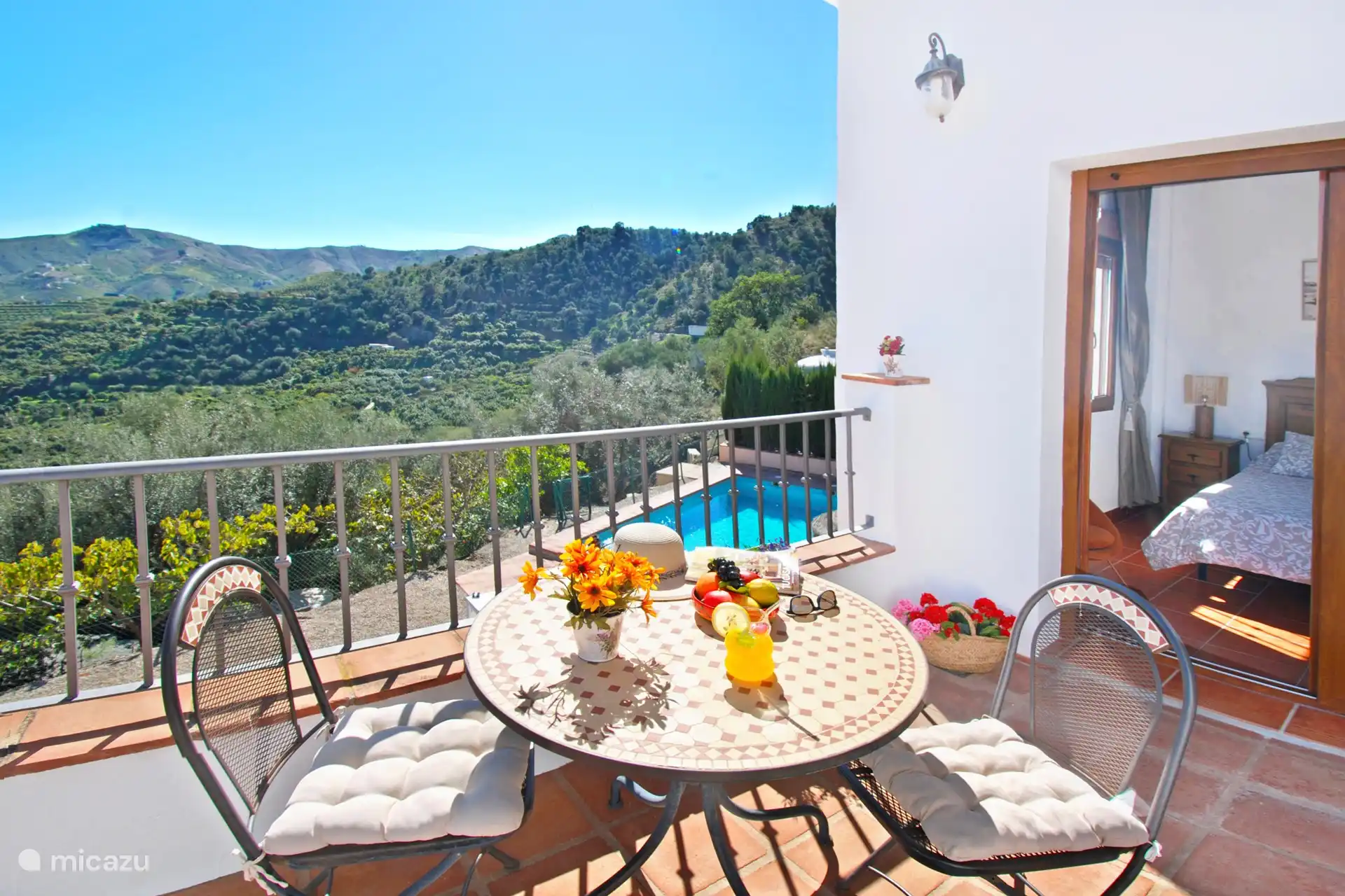 Terrasse im ersten Stock mit Blick auf die Berge und den Pool