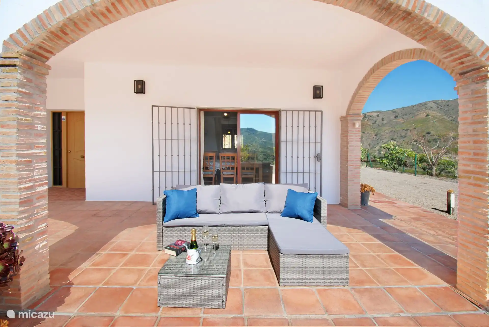 Ruhebereich mit Sofa auf der Terrasse vor dem Pool