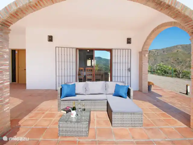 Villa Las Palomeras | Espagne, Costa del Sol, Comares - villa espace détente avec canapé sur la terrasse devant la piscine