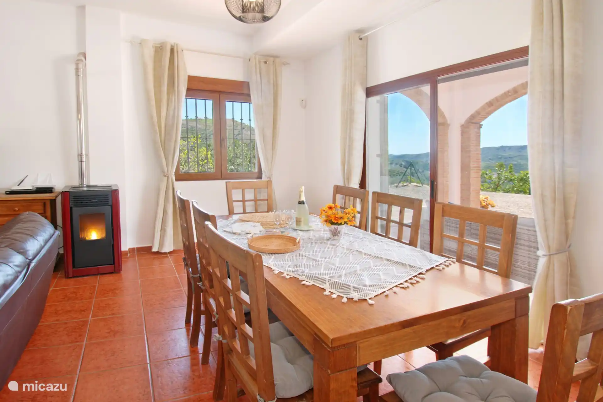 Esszimmer mit Zugang zur Terrasse und zum Pool