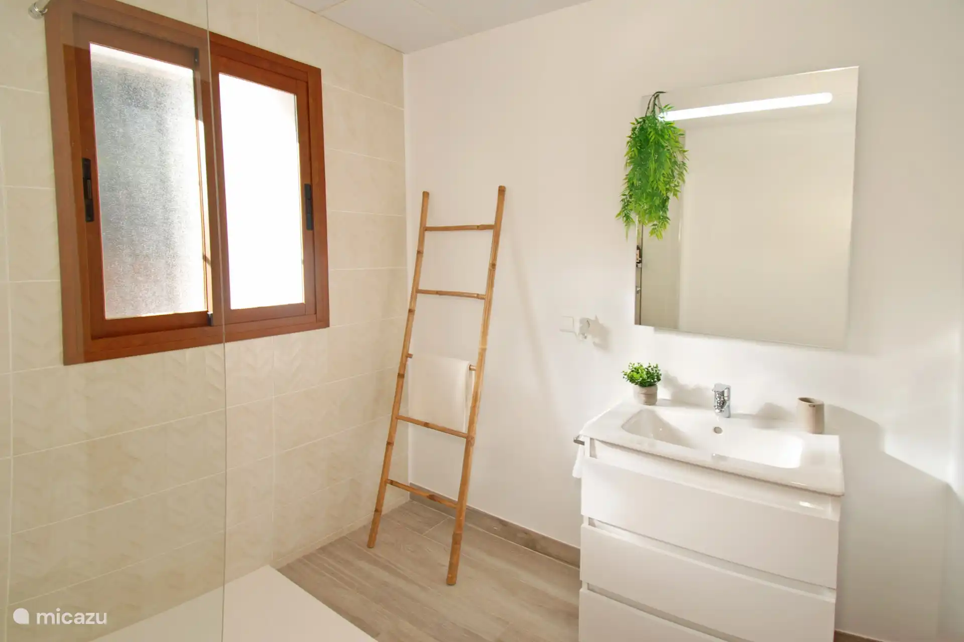 2. Badezimmer mit Dusche im Obergeschoss