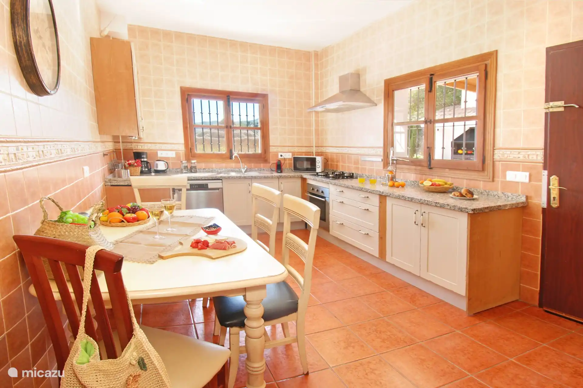 Voll ausgestattete und moderne Küche.