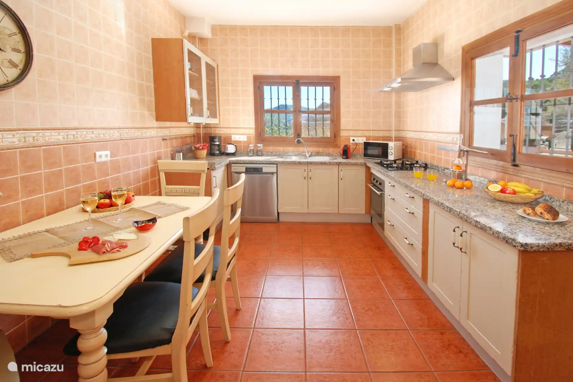 Voll ausgestattete und moderne Küche.