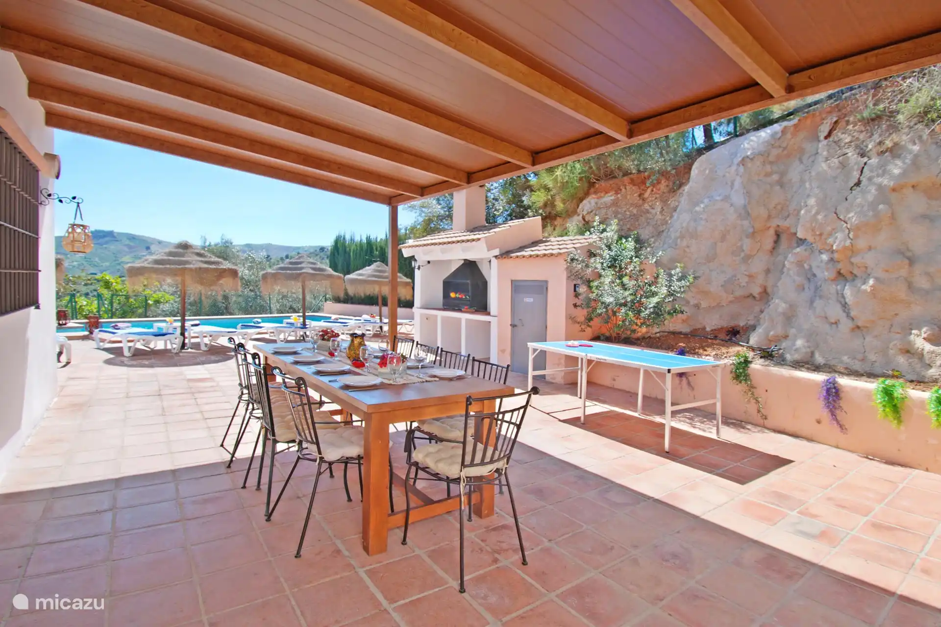 Essbereich mit Zugang zur Küche und Grill