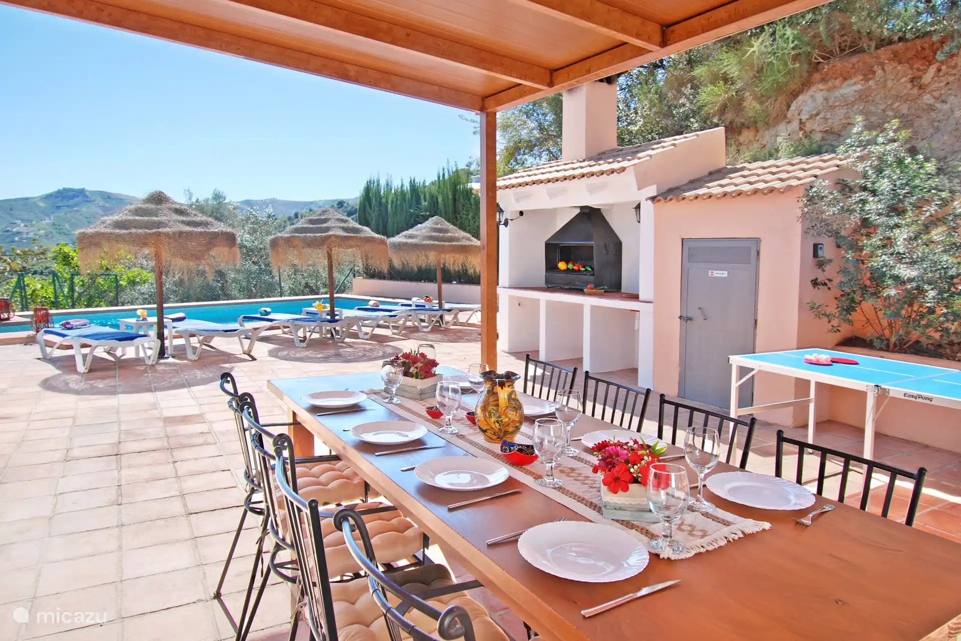 Essbereich mit Zugang zur Küche und Grill