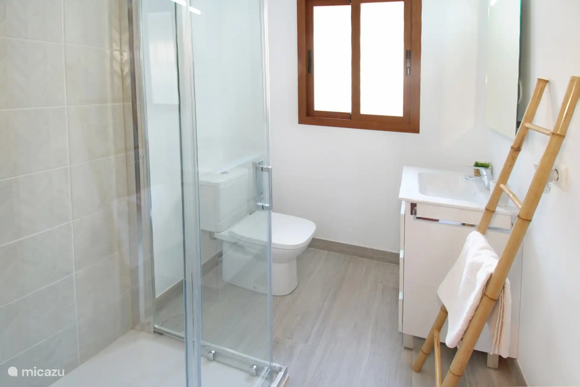 Badezimmer im Erdgeschoss mit Dusche