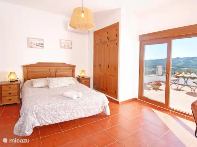 Villa Las Palomeras | Espagne, Costa del Sol, Comares - villa Chambre double avec un lit simple et accès à la terrasse