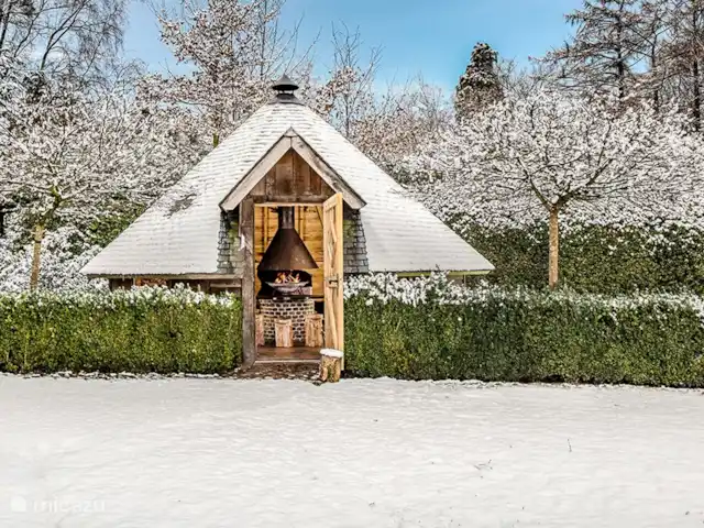 el brasero en Países Bajos, Overijssel, Losser - casa vacacional Kota finlandés en invierno