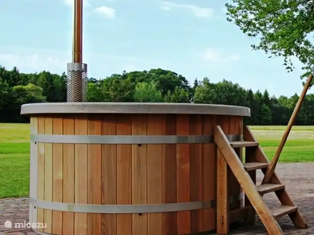 el brasero en Países Bajos, Overijssel, Losser - casa vacacional Bañera de hidromasaje de leña