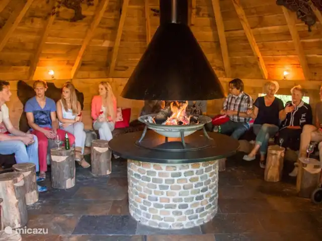 el brasero en Países Bajos, Overijssel, Losser - casa vacacional Una kota finlandesa privada.