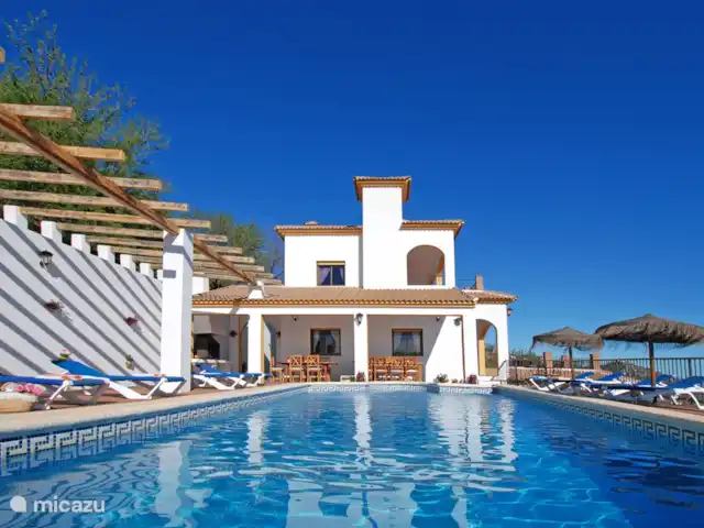 Villa José 2 en España, Costa del Sol, Comares - villa Las numerosas terrazas de Villa José Dos, que se pueden cubrir para dar sombra en verano.