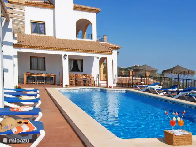 Villa José 2 en España, Costa del Sol, Comares - villa ¡Disfruta de un cóctel junto a la piscina!