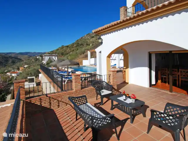 Villa José 2 en España, Costa del Sol, Comares - villa Preciosa zona de estar con acceso directo al salón comedor.