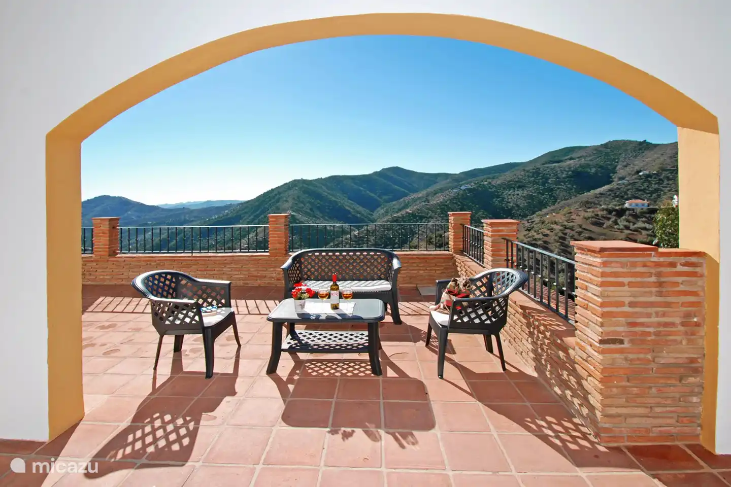 Schöne Sitzplätze draußen auf einer der vielen Terrassen.