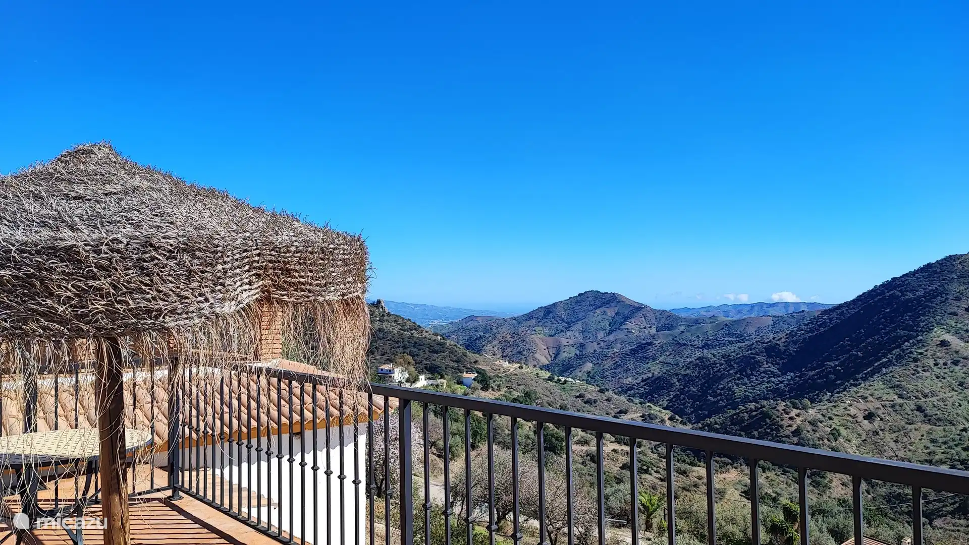Aussicht auf die Berge und das Meer vom Pool aus.