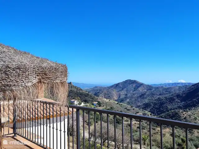 Villa José 2 en España, Costa del Sol, Comares - villa Vistas a la montaña y al mar desde la piscina.
