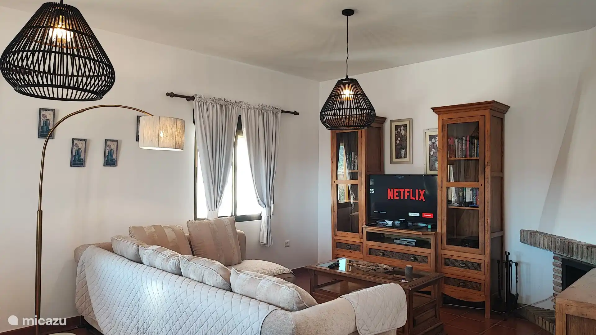 Gemütliches Wohnzimmer mit Kamin für kühlere Abende. 