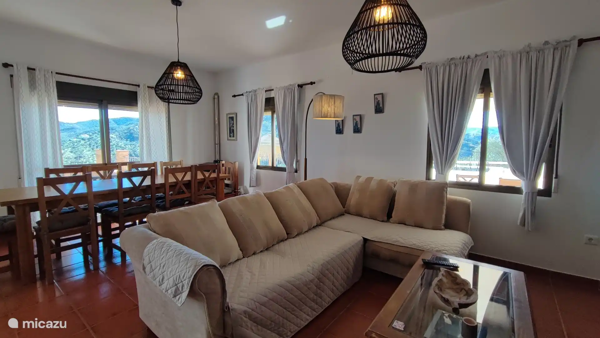 Schönes Wohn-/Esszimmer mit Terrassentüren zu den Terrassen und zum Pool. 