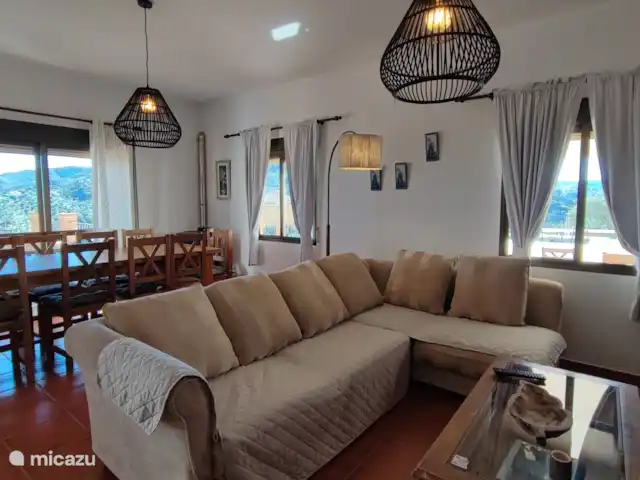 Villa José 2 en España, Costa del Sol, Comares - villa Hermoso salón/comedor con puertas que dan a las terrazas y piscina.
