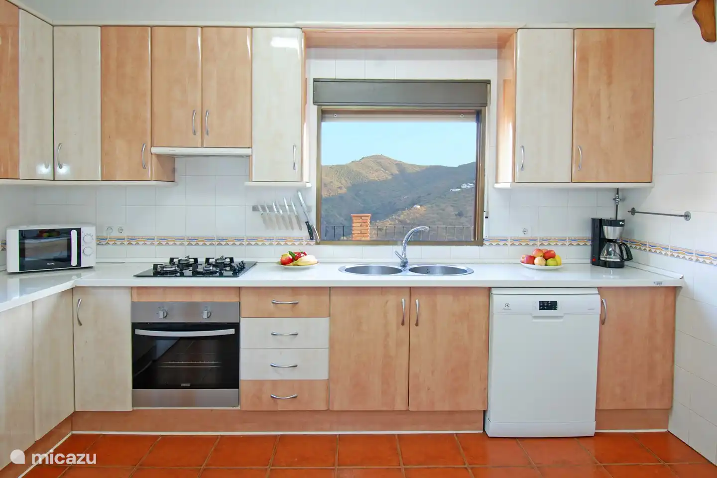 Voll ausgestattete Küche.