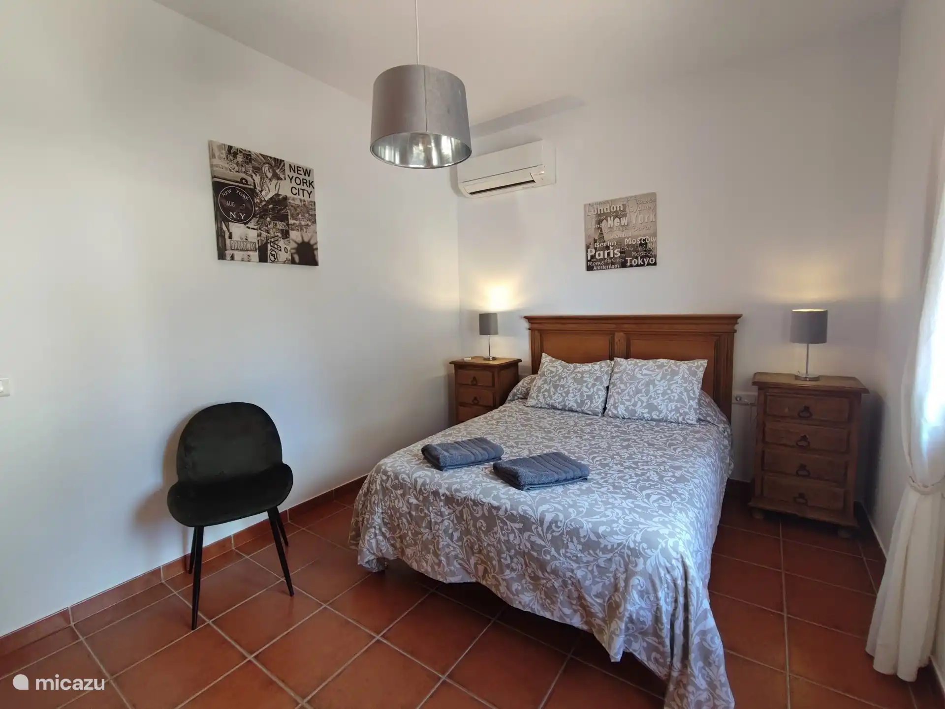 Geräumiges Schlafzimmer im Erdgeschoss mit Bett.