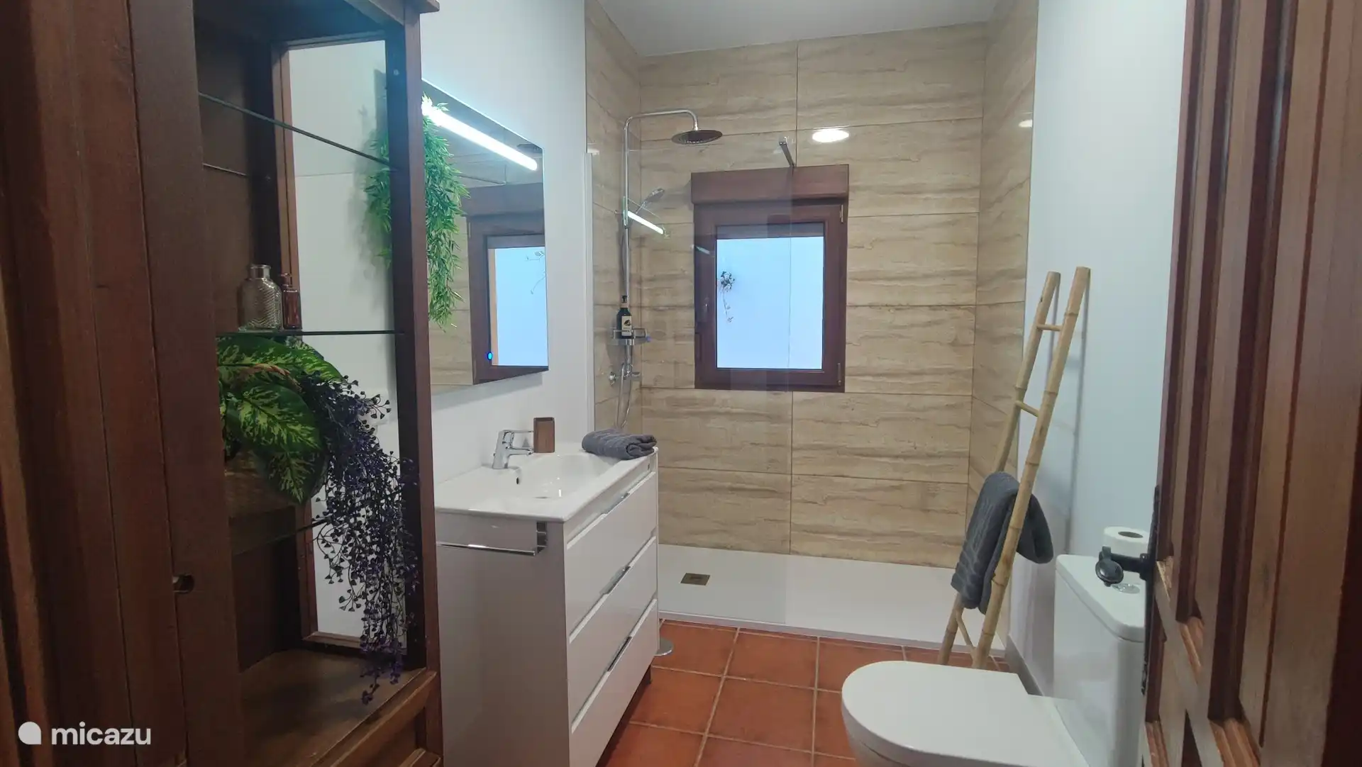 Geräumiges Badezimmer mit Dusche im Erdgeschoss.