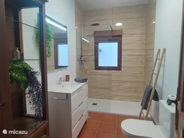 Villa José 2 en España, Costa del Sol, Comares - villa Amplio baño con ducha en planta baja.