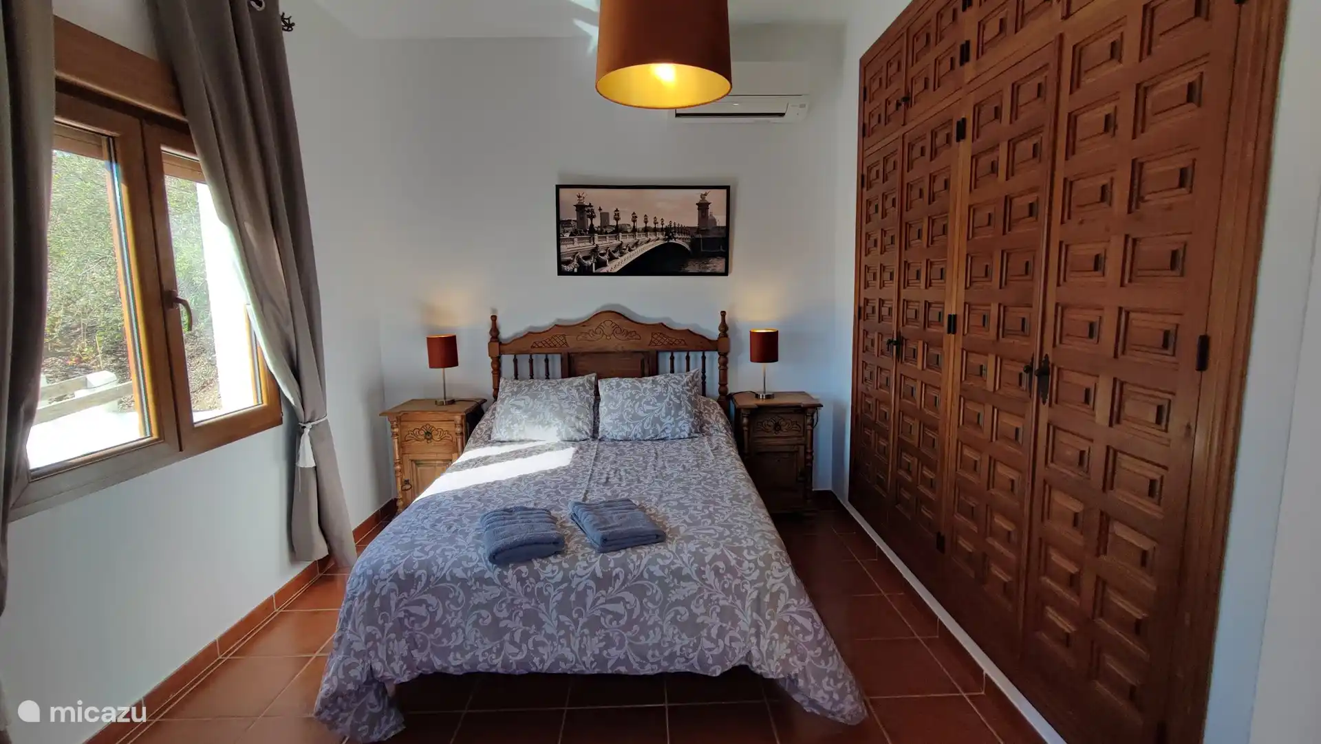 Das Schlafzimmer führt zum geräumigen Flur.