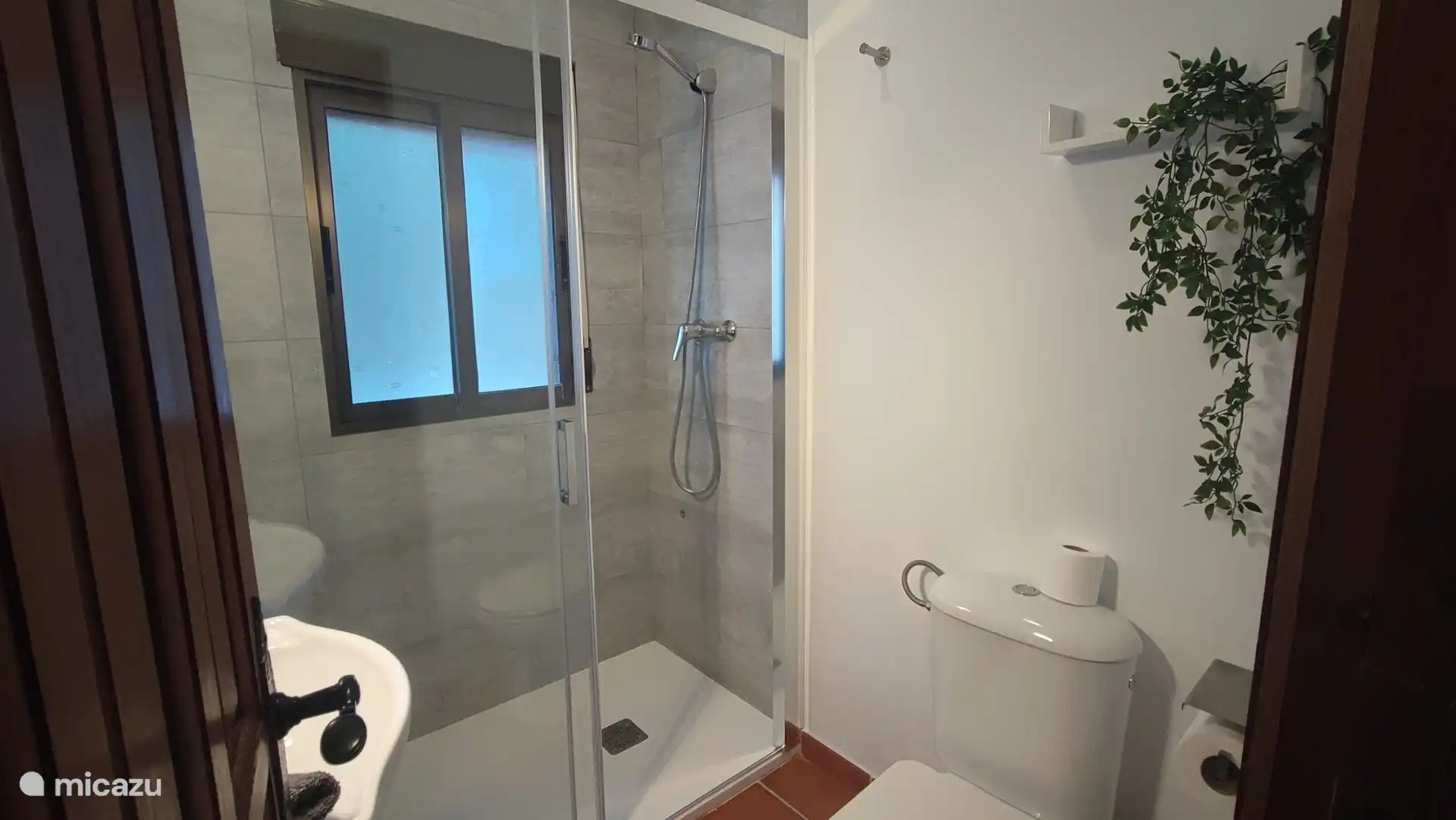 Badezimmer mit Dusche im Obergeschoss.