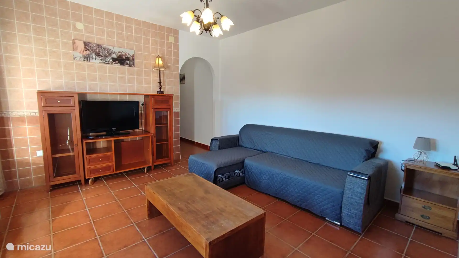 Großes Wohnzimmer der Wohnung.