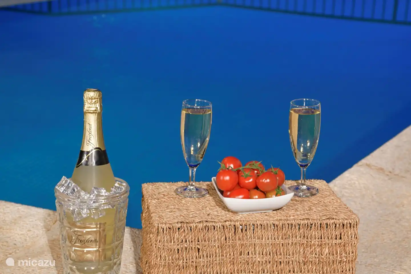 Genießen Sie ein Glas Wein am beheizten Pool, Sie können dort auch abends schwimmen!