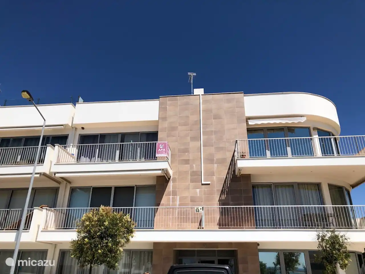 frente a los departamentos: 6 departamentos por entrada, Bela vista Fuseta está en el 2do y 3er piso