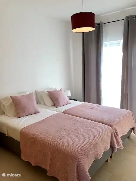 Dormitorio, 2 camas de 90 cm de ancho y 200 cm de largo, puerta corredera y amplio armario