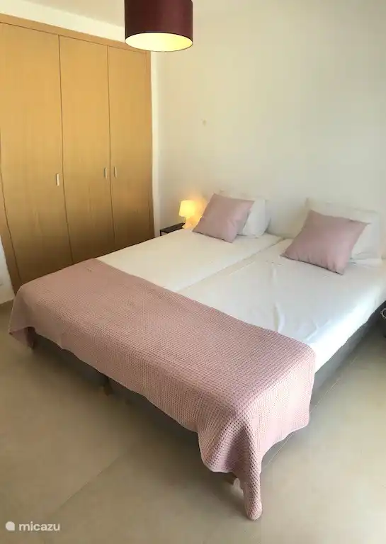 Dormitorio, 2 camas de 90 cm de ancho y 200 cm de largo, puerta corredera y amplio armario