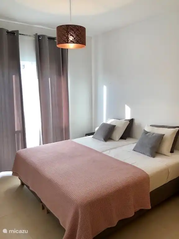 Dormitorio, 2 camas de 90 cm de ancho y 200 cm de largo, puerta corredera y amplio armario