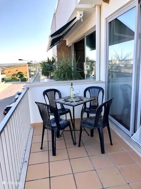 balcón, directamente desde la cocina de la sala de estar, ideal para un desayuno rápido o una taza de café, con vistas siempre cambiantes sobre el océano atlántico