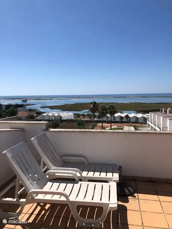vista desde la azotea sobre el océano y el parque natural Ria Formosa