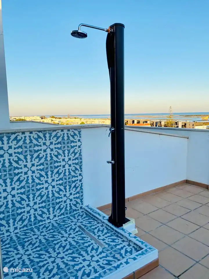 Ducha exterior, en azotea con agua caliente a través de placas solares