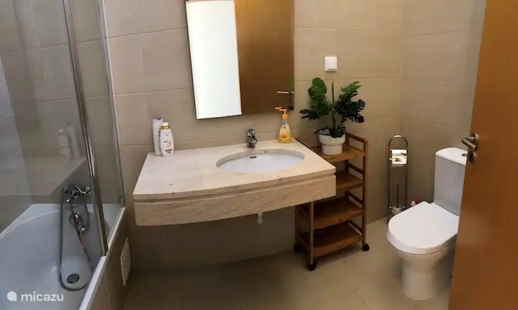 Cuarto de baño en el dormitorio 2 con bañera, bidé, ducha, inodoro y lavabo.