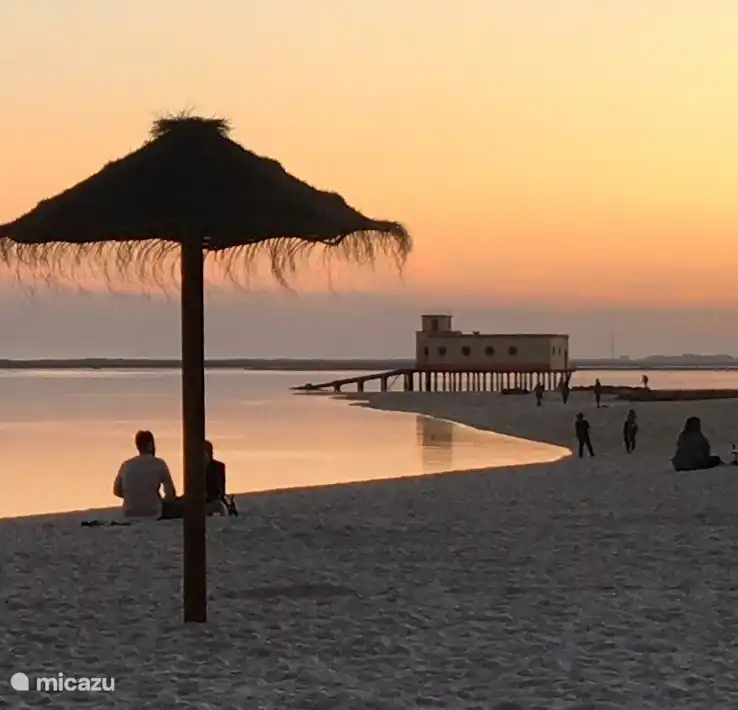 Playa de Fuseta durante la puesta de sol, ¡romántica!