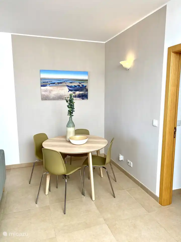 Mesa de comedor, también súper apta para trabajar. el apartamento tiene WifI súper rápido, combina trabajo y vacaciones y ve a 'trabajar'