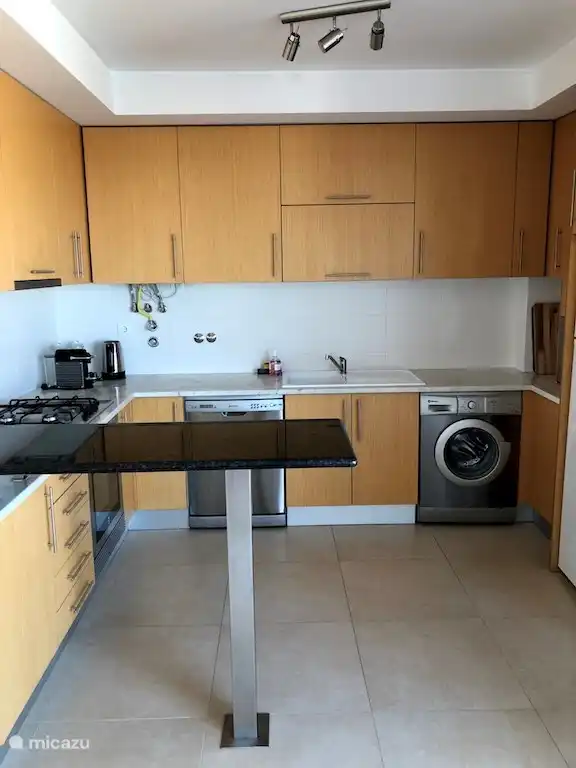 Cocina, totalmente equipada con infinidad de platos, vasos, sartenes y tazas, cubertería etc etc. ¡no te faltará de nada!