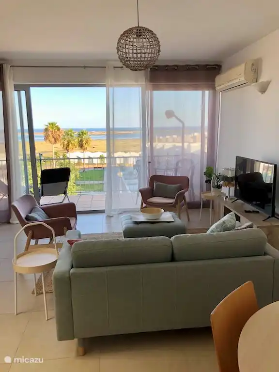 Salón con smart TV holandesa (canal Digital) wifi super rápido para Netflix