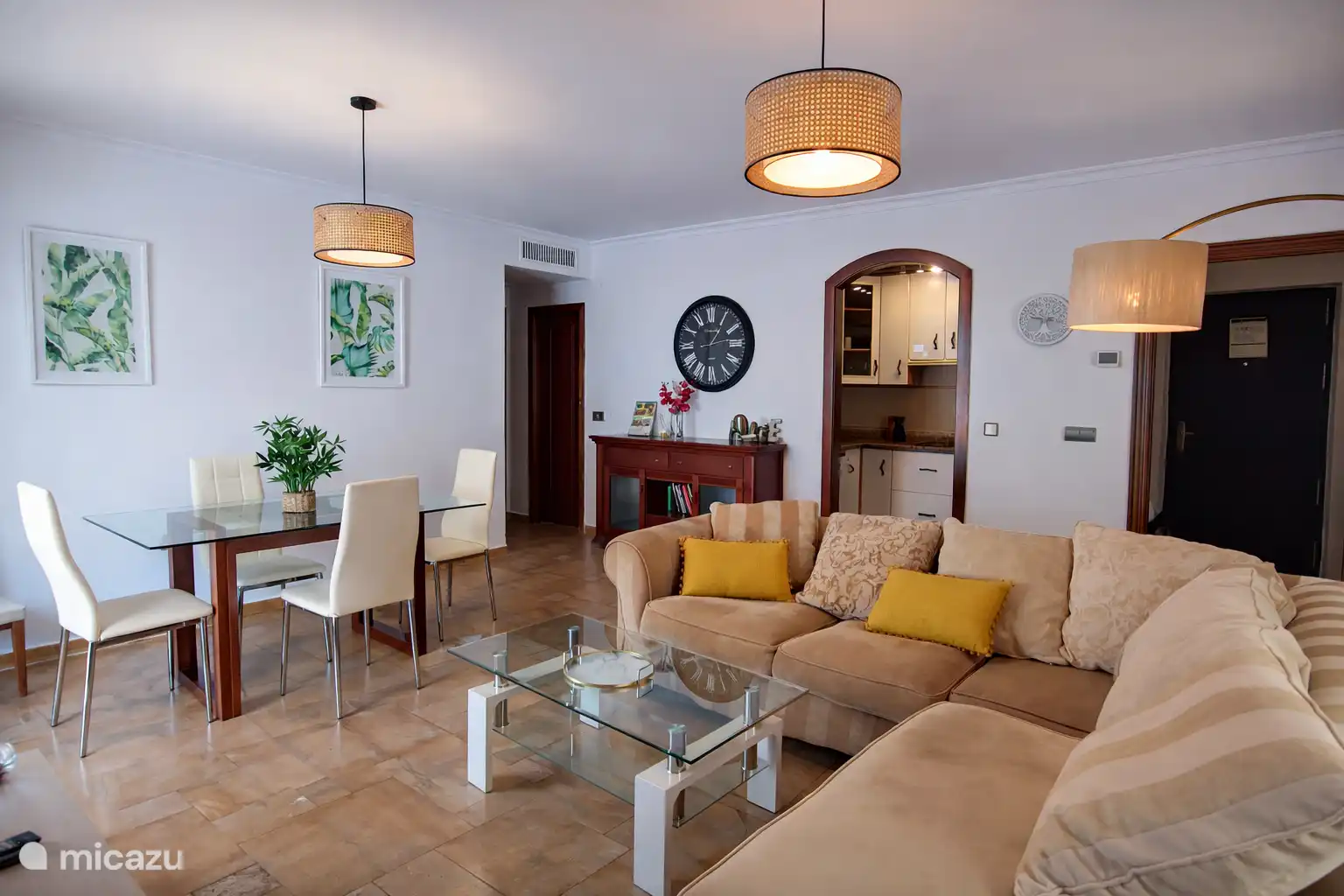 Großes und geräumiges Wohnzimmer/Esszimmer.