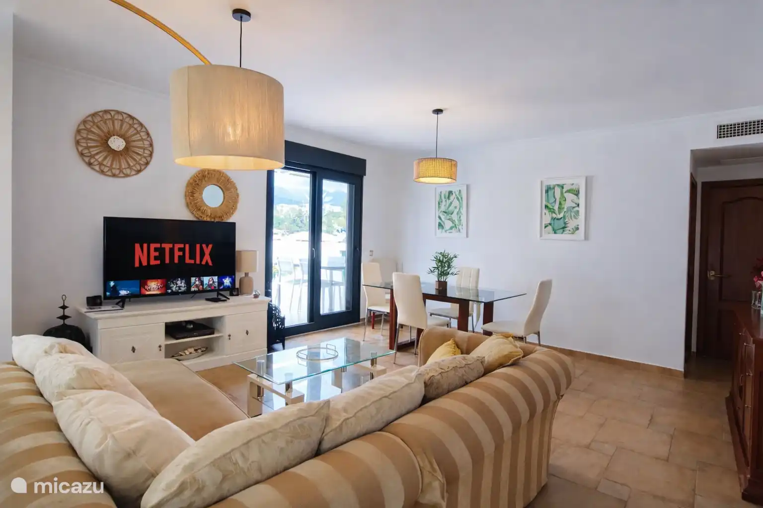 Wohnzimmer mit Terrassentüren zur Terrasse. 